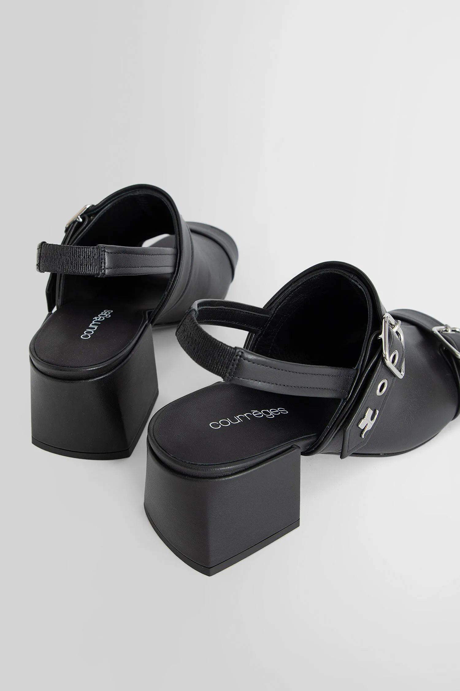 COURRGES WOMAN BLACK SANDALS & SLIDES